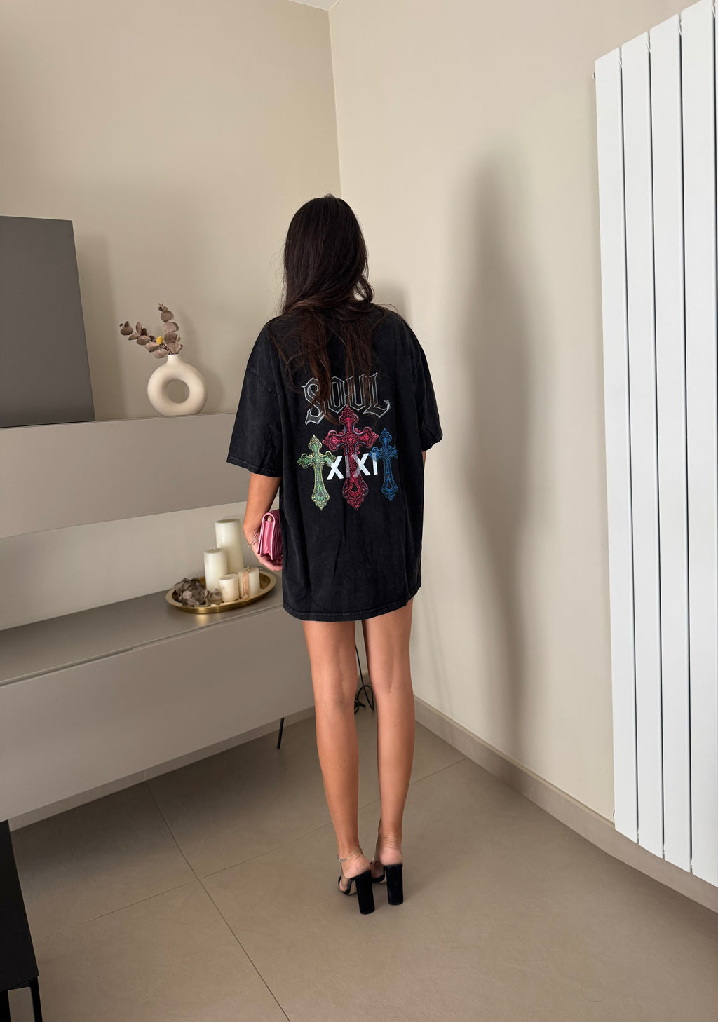 T-shirt oversize nera con croci colorate stampate sul retro