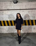 T-shirt oversize nera senza stampe, vista di fronte