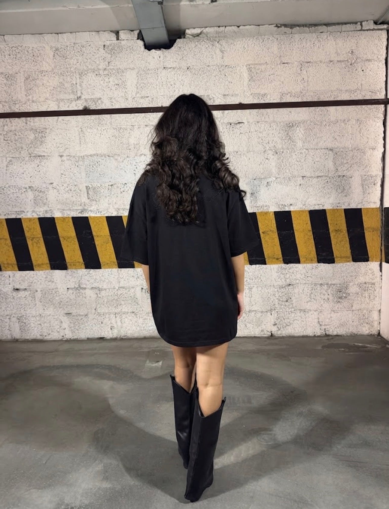 T-shirt oversize nera senza stampe, vista di spalle