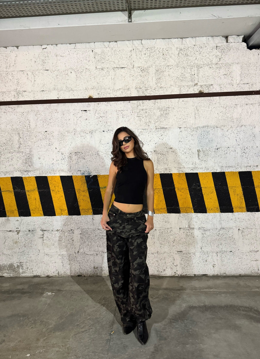 Pantalone camouflage a gamba larga, vista di fronte