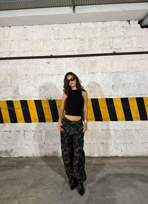 Pantalone camouflage a gamba larga, vista di fronte