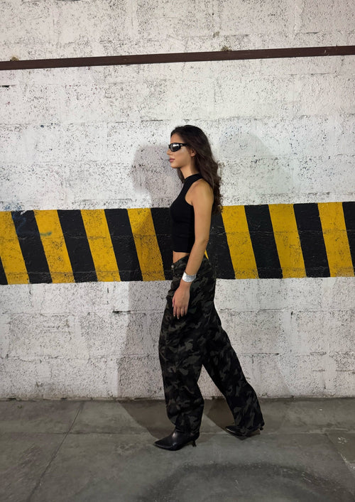 Pantalone camouflage a gamba larga, vista di lato