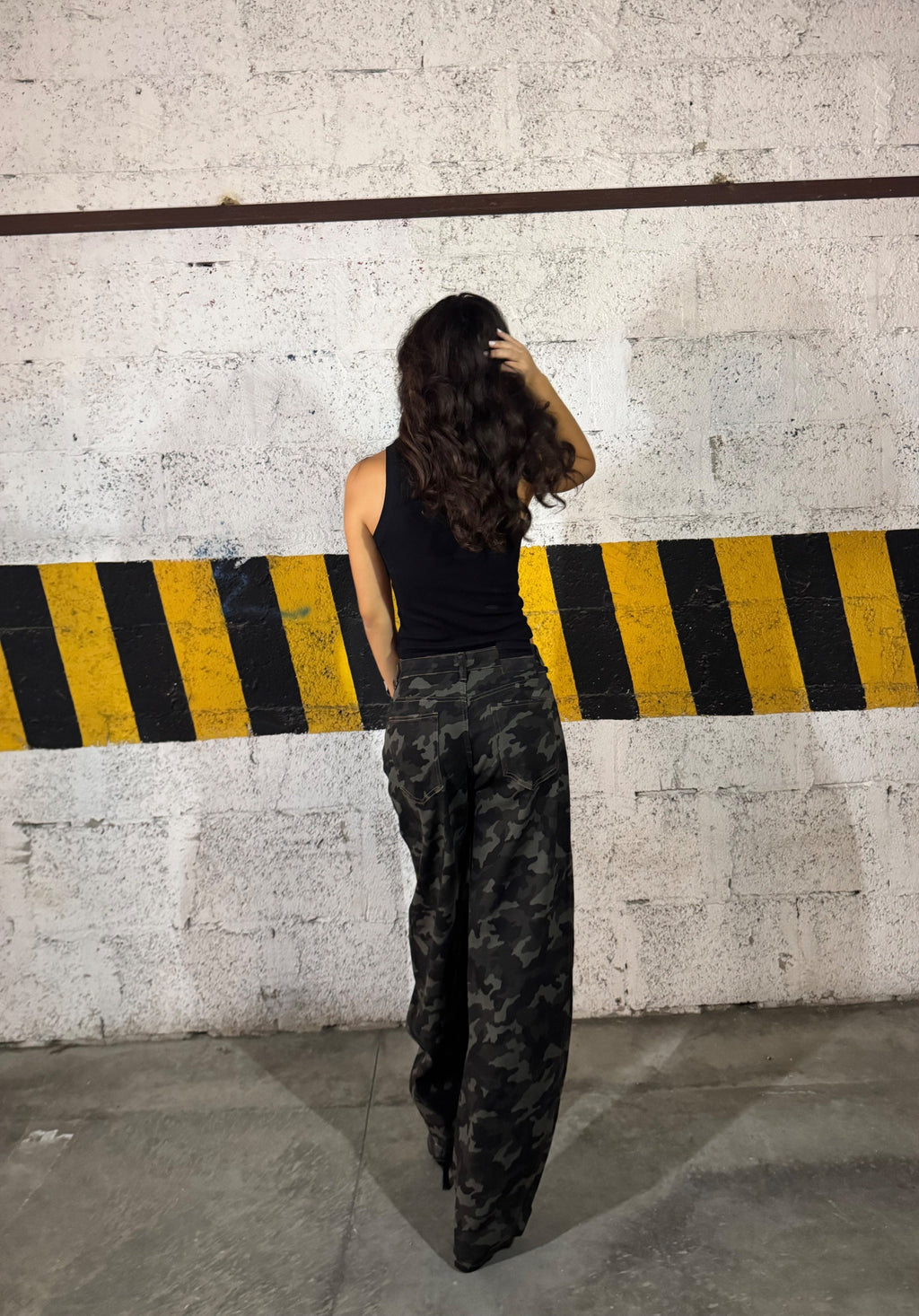 Pantalone camouflage a gamba larga, vista di spalle