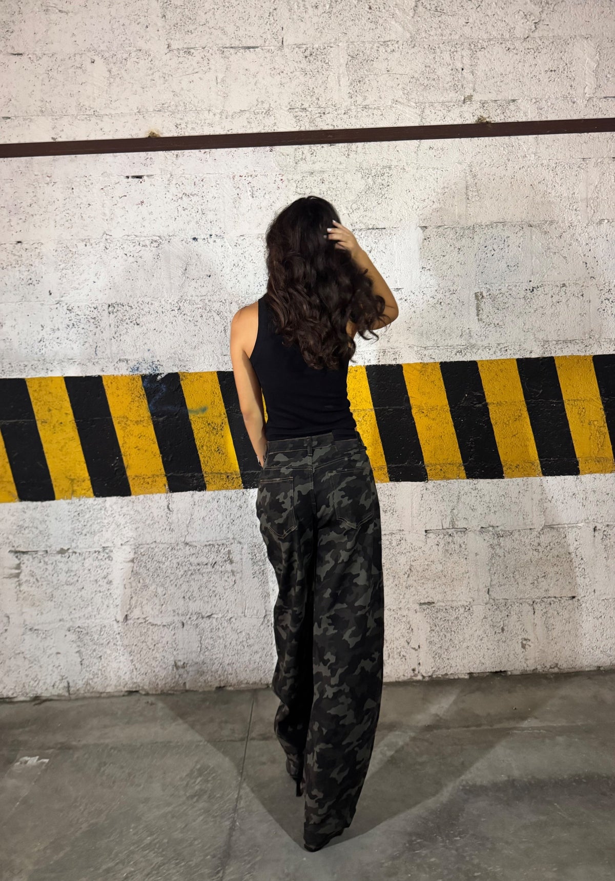 Pantalone camouflage a gamba larga, vista di spalle