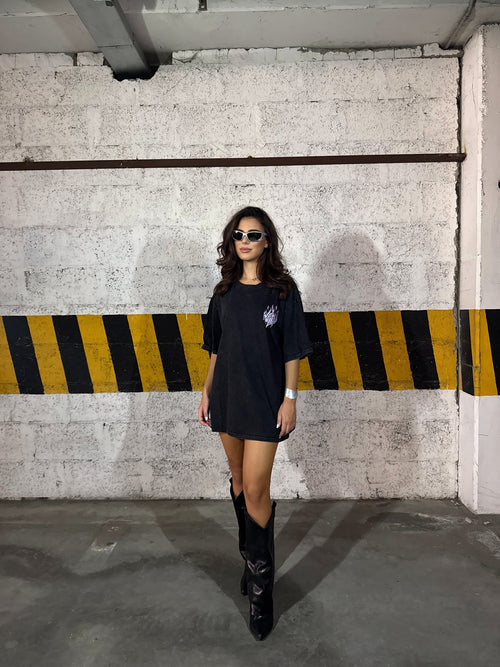 T-shirt oversize nera con stampa, vista di fronte