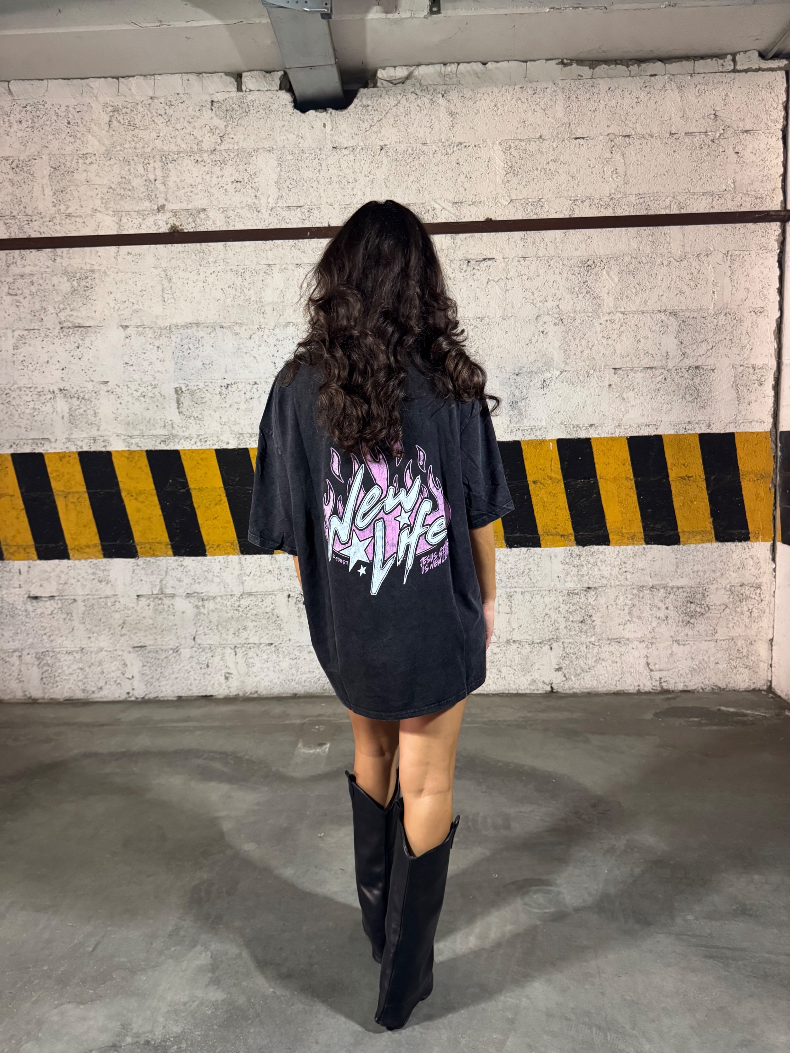 T-shirt oversize nera con stampa a fiamme sul retro