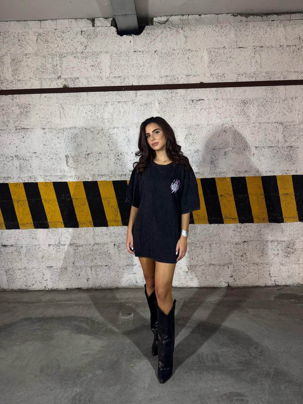 T-shirt oversize nera con stampa, vista ravvicinata